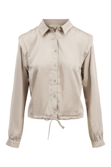  Zusss satijnen blouse met schouderdetail beige